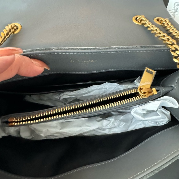 SAINT LAURENT ENVELOPE BAG WITH ICONIC CHEVRON QUILT OVERSTITCHING. - Picture 3 of 9